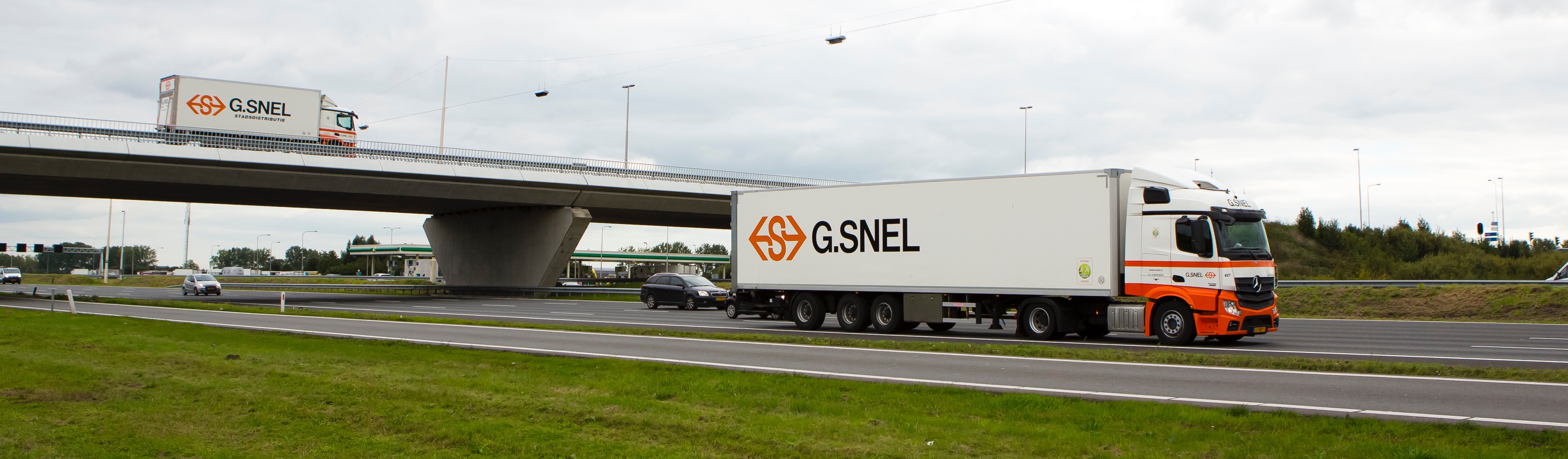 G.SNEL rijdt met een jonge vloot van trailercombinaties en bakwagens voor leveringen aan winkels en consumenten.
